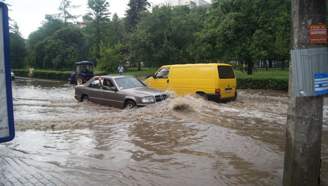 Вода, яка наробила лиха: за одну ніч у Тернополі було здійснено більше 20 ДТП