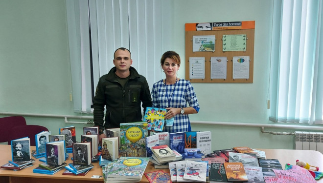Книги для школярів Донеччини подарували тернопільські артилеристи