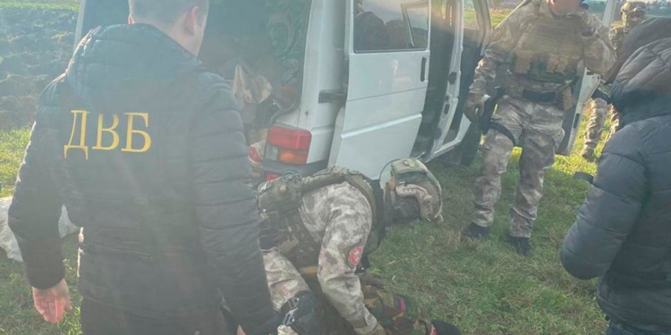 На Тернопільщині пенсіонер-колишній міліціонер займався збутом зброї