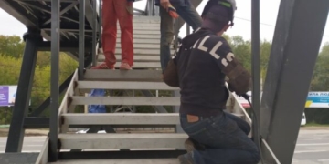 Надземний міст у Тернополі  Креатор-Буд  уже обладнав ліфтами