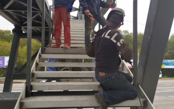 Надземний міст у Тернополі  Креатор-Буд  уже обладнав ліфтами