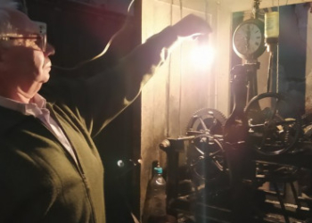 20 років житель Тернопільщини щодня заводить годинник на міській ратуші