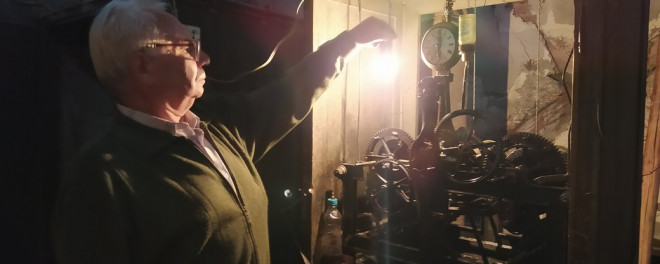 20 років житель Тернопільщини щодня заводить годинник на міській ратуші