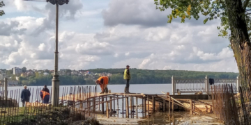 В Тернополі триває будівництво моста через річку Рудку