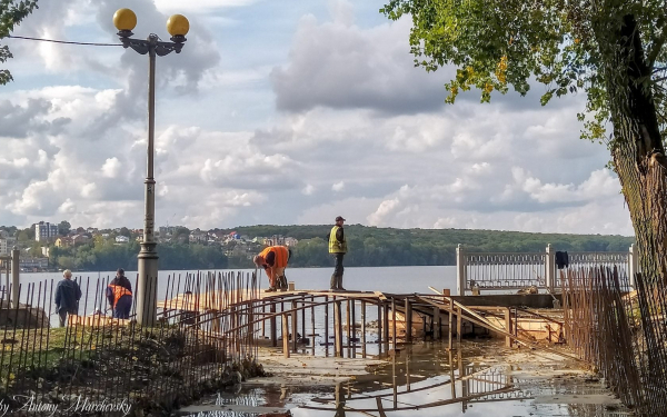 В Тернополі триває будівництво моста через річку Рудку