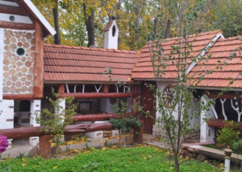 Ярослав Матковський із Чорткова змайстурвав унікальне обійстя (Відео)