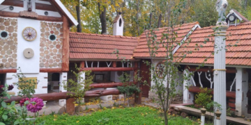 Ярослав Матковський із Чорткова змайстурвав унікальне обійстя (Відео)