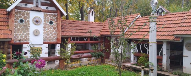 Ярослав Матковський із Чорткова змайстурвав унікальне обійстя (Відео)