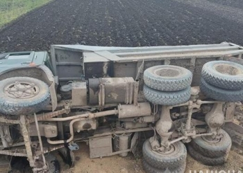 На об’їзній дорозі Тернополя неподалік села Гаї Шевченківські перекинувся КамАЗ