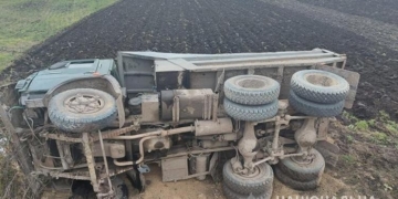 На об’їзній дорозі Тернополя неподалік села Гаї Шевченківські перекинувся КамАЗ