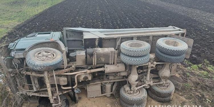 На об’їзній дорозі Тернополя неподалік села Гаї Шевченківські перекинувся КамАЗ