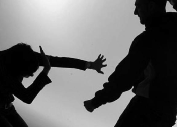 На Тернопільщині чоловік сапою проломив жінці голову