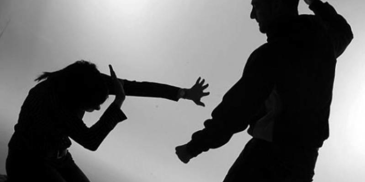 На Тернопільщині чоловік сапою проломив жінці голову