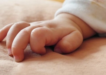 У Тернополі породілля сховала у шафі недоношене 6-денне немовля