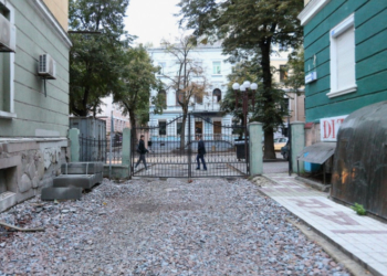 У Тернополі на вул. Листопадова, 8 триває капітальний ремонт прибудинкової території