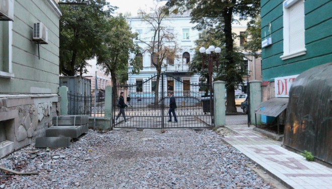 У Тернополі на вул. Листопадова, 8 триває капітальний ремонт прибудинкової території