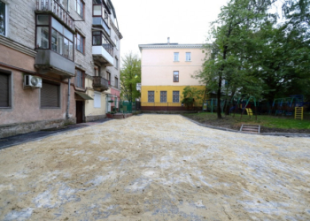 У Тернополі на вул. Листопадовій ремонтують двори