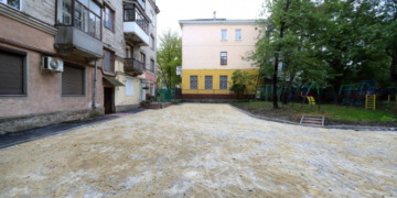 У Тернополі на вул. Листопадовій ремонтують двори