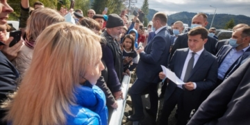 Зеленський перевірив, як ліквідовують наслідки паводків на Буковині