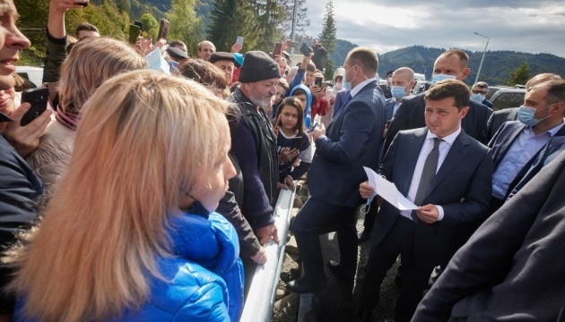Зеленський перевірив, як ліквідовують наслідки паводків на Буковині