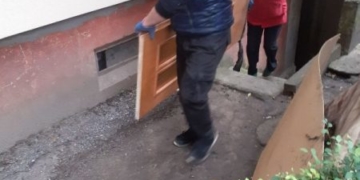 У Тернополі розпочали прибирати у підвалах