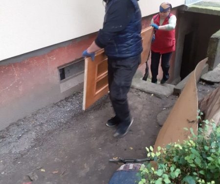 У Тернополі розпочали прибирати у підвалах