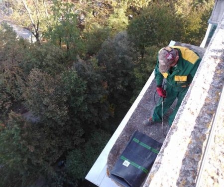 У Тернополі перевіряють та ремонтують дахи будинків