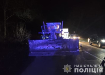 ДТП на Тернопільщині: вантажівка на швидкості врізалася у грейдер (Фото)