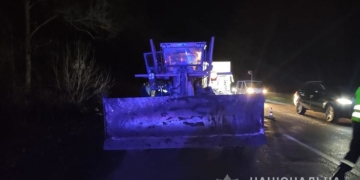 ДТП на Тернопільщині: вантажівка на швидкості врізалася у грейдер (Фото)