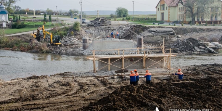 На Тернопільщині відновлюють зруйнований шляхопровід через річку Серет