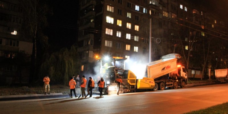 Уже на завершенні: у Тернополі активно працюють над розширенням проїздної частини дороги