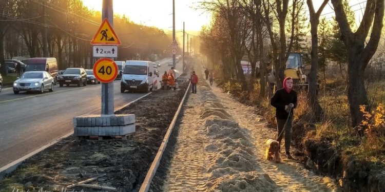 Ремонт триває: у Тернополі продовжують капітальний ремонт із розширенням проїздної частини дороги