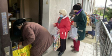 У Тернополі відвідувачі благодійної їдальні отримали продуктові набори