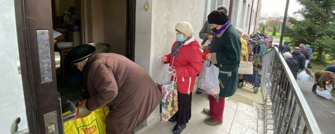 У Тернополі відвідувачі благодійної їдальні отримали продуктові набори