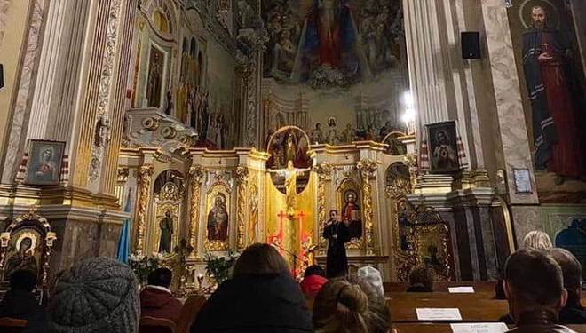 У Тернополі проводили вечірні молитви на вервиці через соціальні мережі