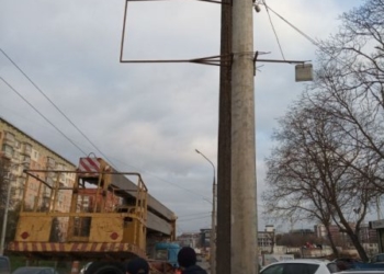 Чисте місто: у Тернополі звільняють електроопори від реклами