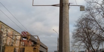 Чисте місто: у Тернополі звільняють електроопори від реклами