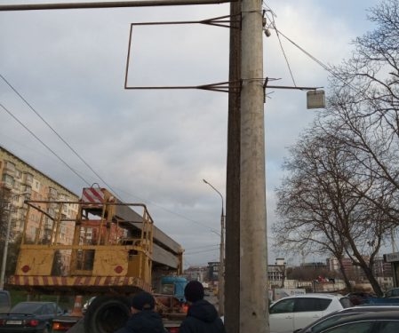 Чисте місто: у Тернополі звільняють електроопори від реклами