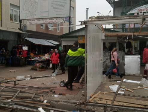 На Тернопільському ринку демонтують незаконні споруди