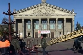 У Тернополі встановлюють ялинку (Фото)