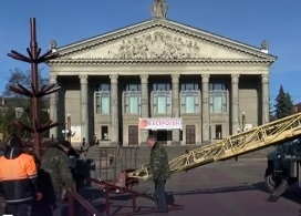 У Тернополі встановлюють ялинку (Фото)