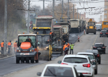 Активно триває робота: як у Тернополі розширюють проїздну частину