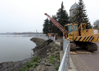 У Тернополі очищають місцевий став