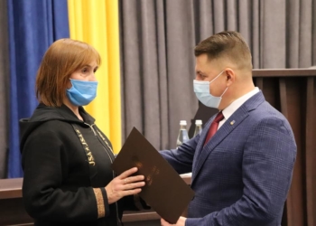 Віктор Овчарук вручив сертифікати на житло дітям, сім’ям загиблих учасників АТО/ООС