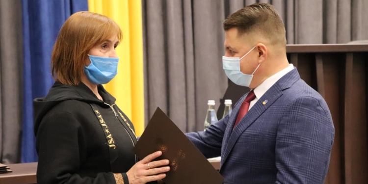 Віктор Овчарук вручив сертифікати на житло дітям, сім’ям загиблих учасників АТО/ООС