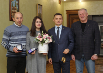 Михайло Головко нагородив тернопільську боксерку Каріне Айрапетян, яка стала срібною призеркою чемпіонату Європи