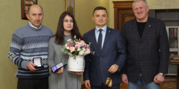 Михайло Головко нагородив тернопільську боксерку Каріне Айрапетян, яка стала срібною призеркою чемпіонату Європи