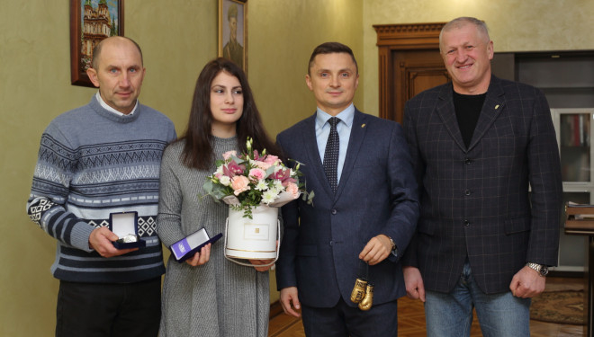 Михайло Головко нагородив тернопільську боксерку Каріне Айрапетян, яка стала срібною призеркою чемпіонату Європи