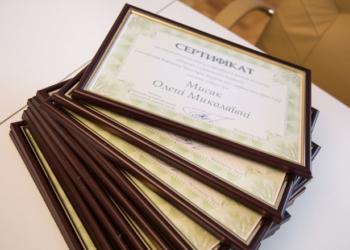 Державне житло: на Тернопільщині вручили сертифікати дітям на житло