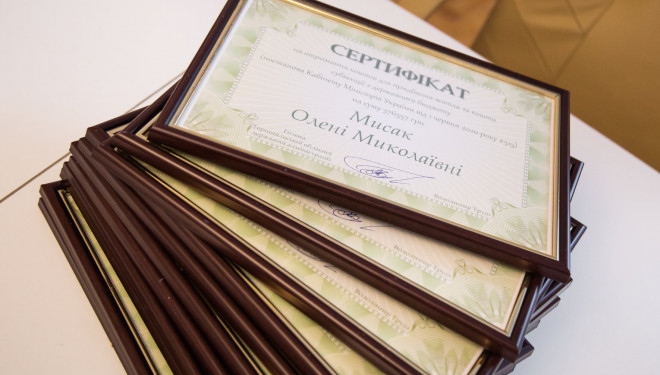 Державне житло: на Тернопільщині вручили сертифікати дітям на житло